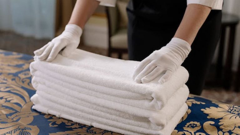 Aprenda a dobrar suas toalhas de maneira decorativa