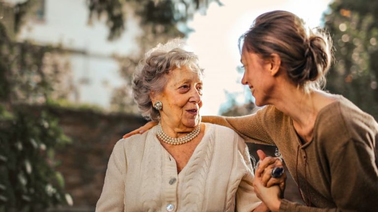 4 dicas para afastar a solidão de pessoas idosas