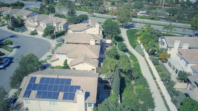 Quantos painéis solares são necessários em uma residência?