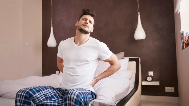 Como dormir com dor na coluna cervical: Dicas para aliviar o desconforto durante o sono