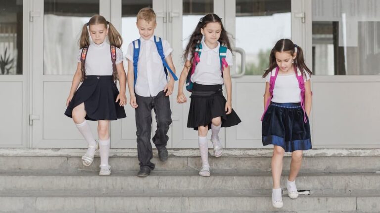 9 Dicas para guardar o uniforme escolar do seu filho adequadamente