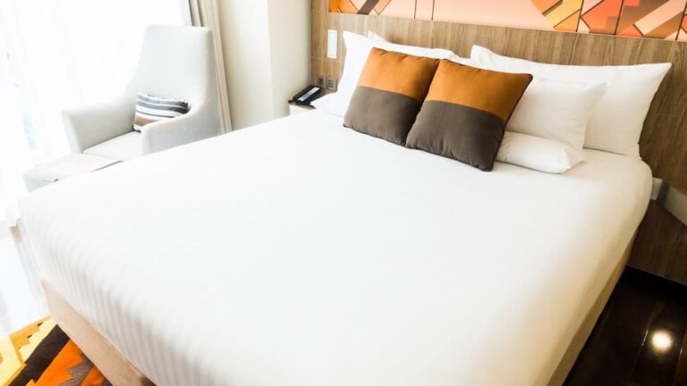 Branco cama de casal com almofadas