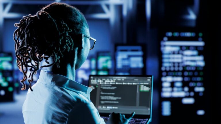 O técnico centro de dados executa o código