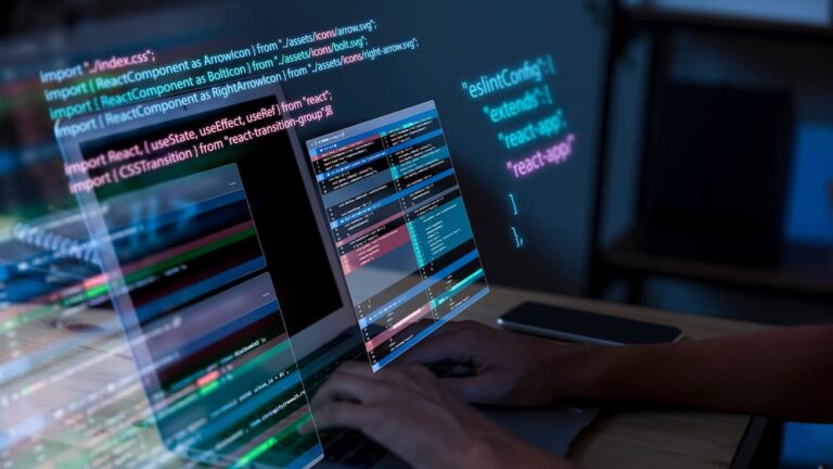 Plano de fundo de programaçãoo com pessoa trabalhando com códigos no computador